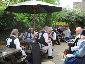 An outside session at the Cotswold Arms