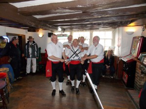 Dorset Buttons Rapper sensibly opt for the inside option at the Rose and Crown.